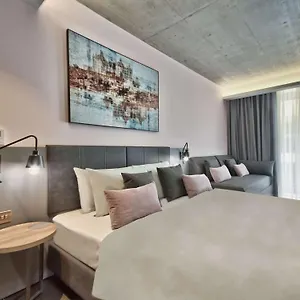 Number 11, Urban 3* San Ġiljan